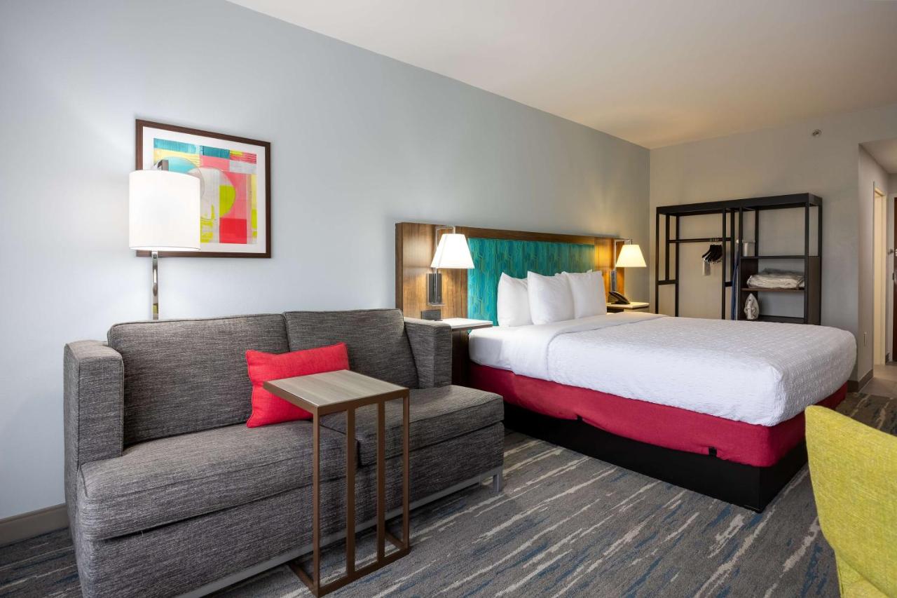 King Study with Sofa Bed - Non-Smoking at Hampton Inn & Suites Alpharetta Roswell