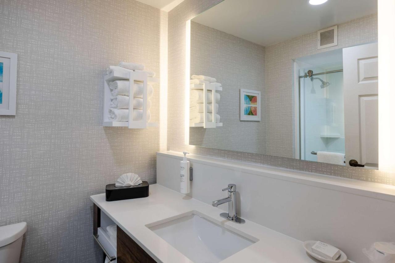 Queen Room - Non-Smoking at Hampton Inn & Suites Alpharetta Roswell