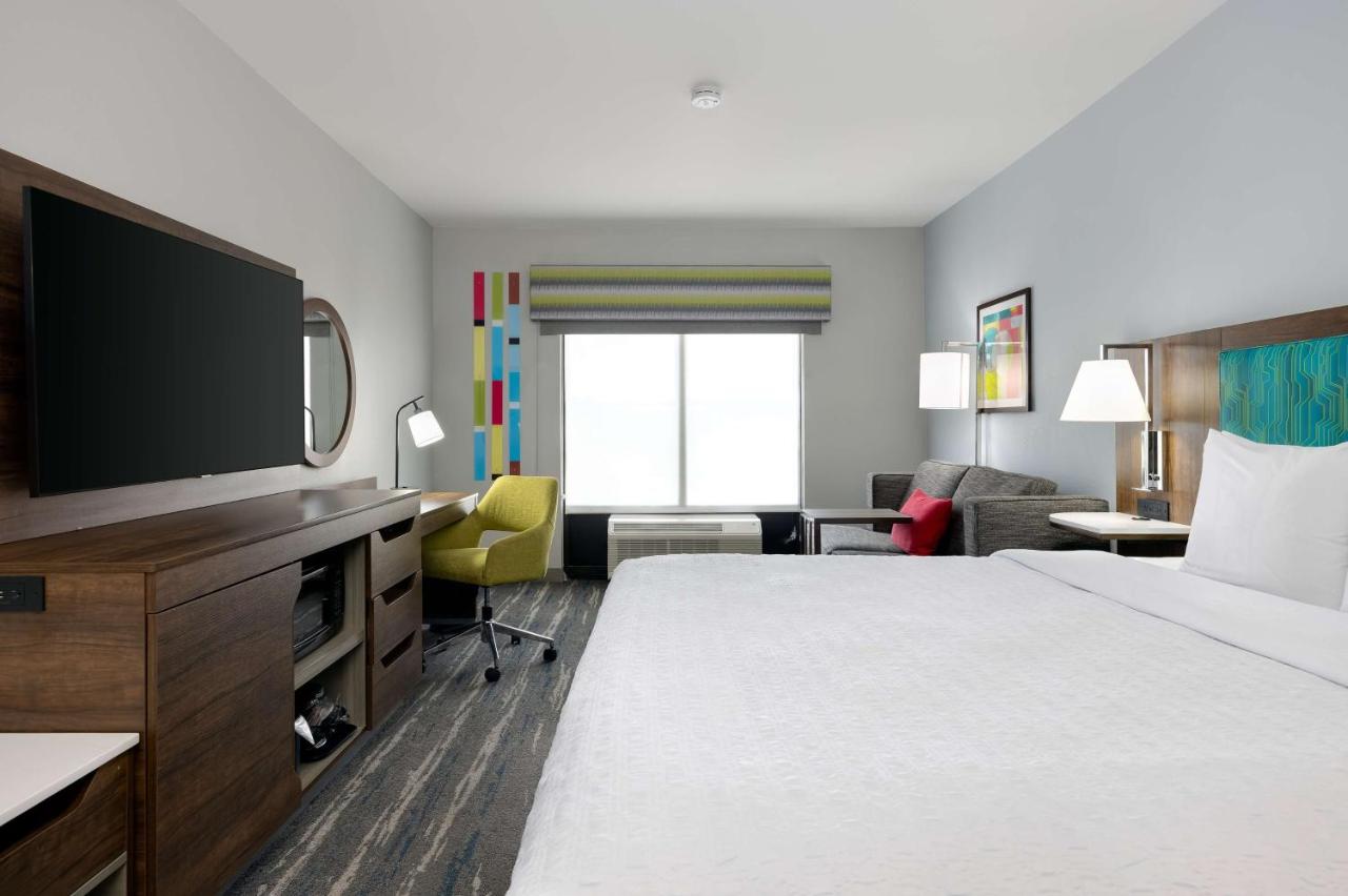 King Study with Sofa Bed - Non-Smoking at Hampton Inn & Suites Alpharetta Roswell