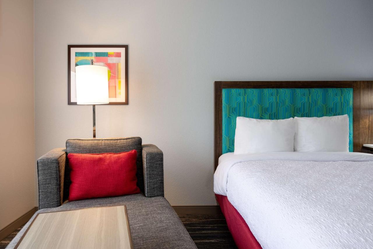 Queen Room - Non-Smoking at Hampton Inn & Suites Alpharetta Roswell