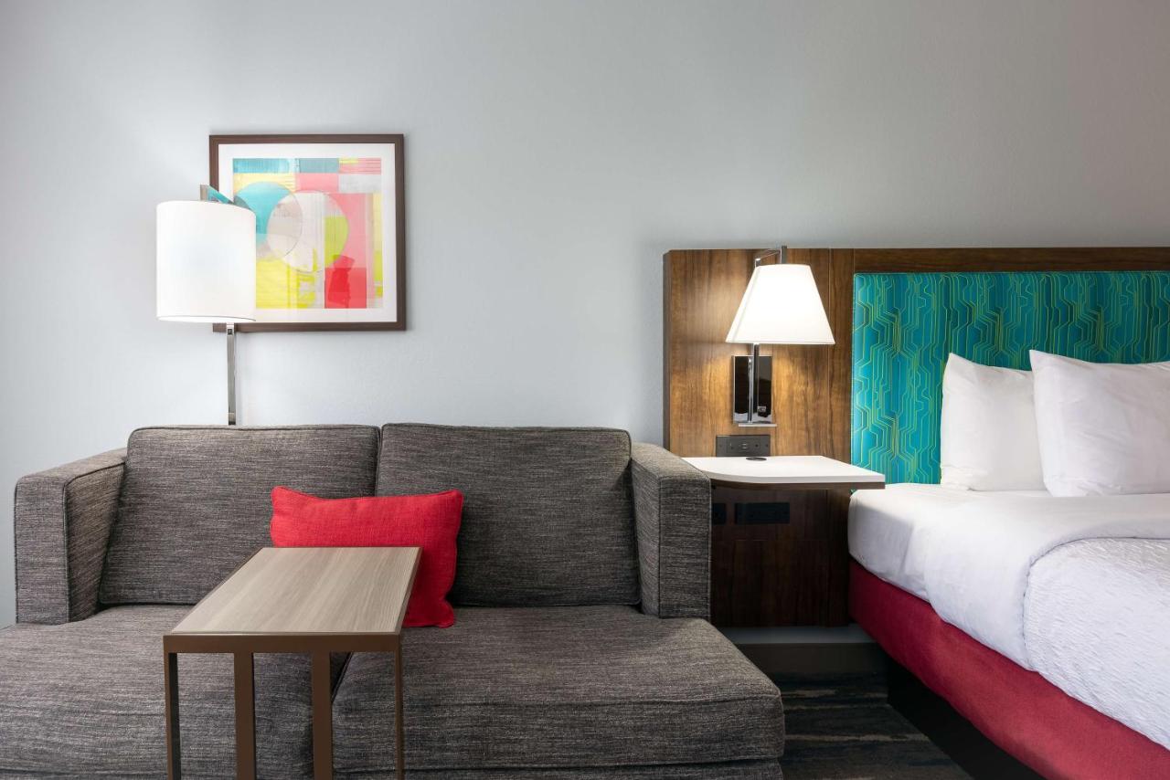 King Study with Sofa Bed - Non-Smoking at Hampton Inn & Suites Alpharetta Roswell