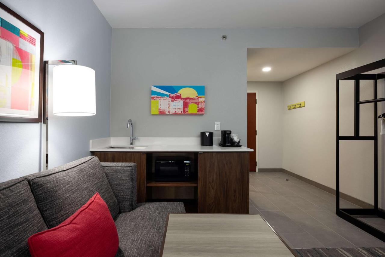 King Study with Sofa Bed - Non-Smoking at Hampton Inn & Suites Alpharetta Roswell