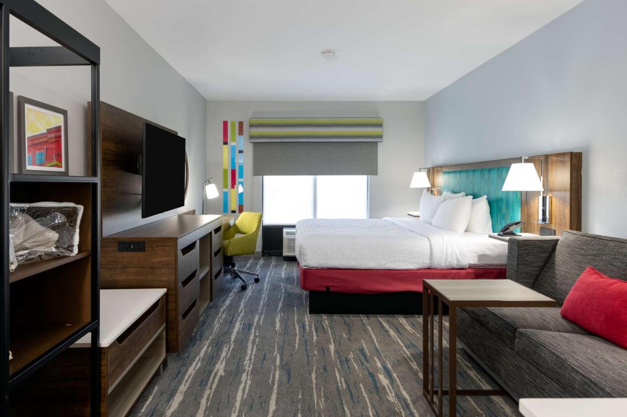 King Study with Sofa Bed - Non-Smoking at Hampton Inn & Suites Alpharetta Roswell