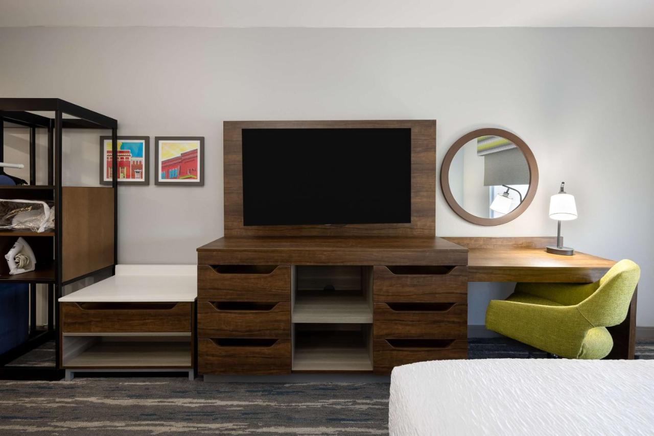 King Study with Sofa Bed - Non-Smoking at Hampton Inn & Suites Alpharetta Roswell