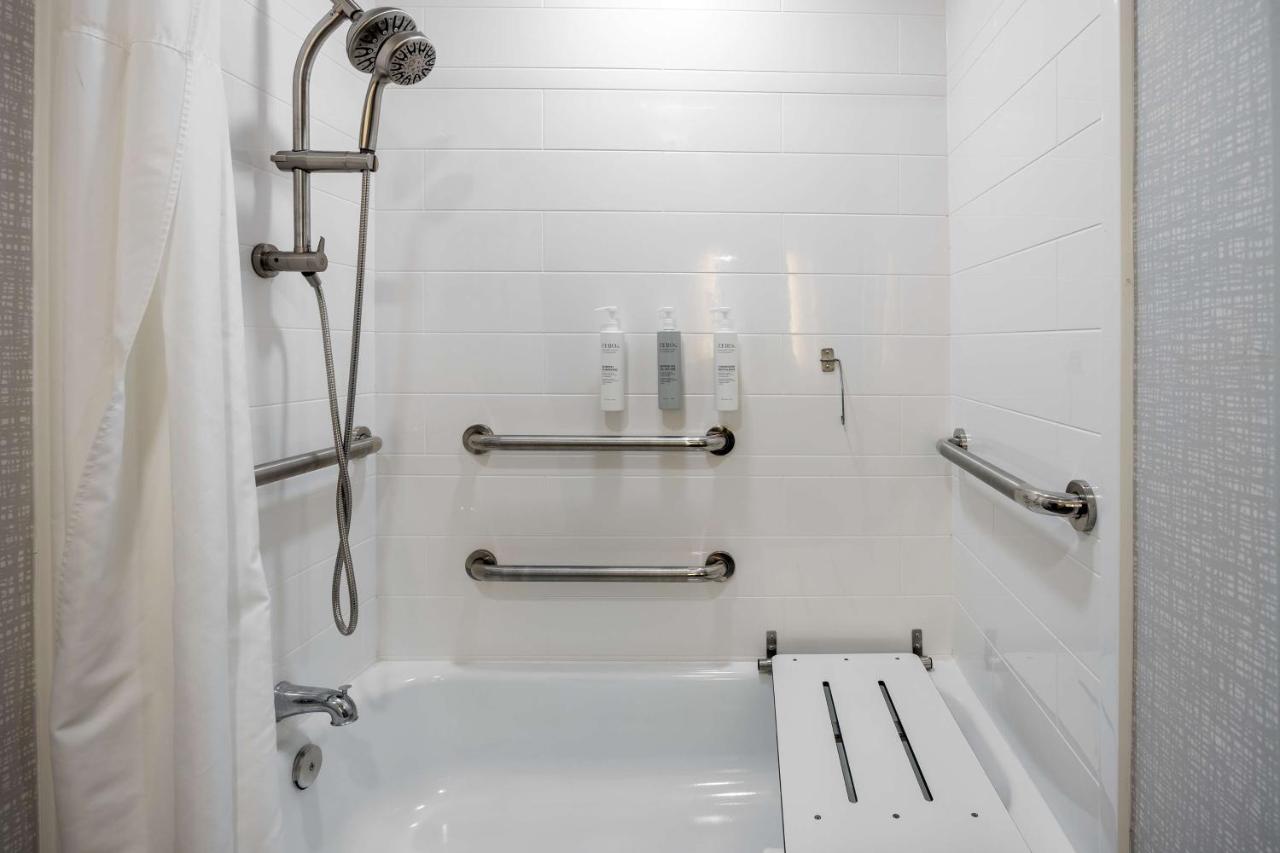 King Room Mobility/Hearing Accessible with Tub - Non-Smoking at Hampton Inn & Suites Alpharetta Roswell