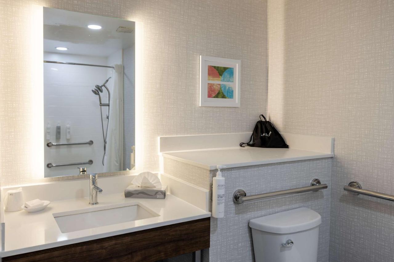 King Room Mobility/Hearing Accessible with Tub - Non-Smoking at Hampton Inn & Suites Alpharetta Roswell