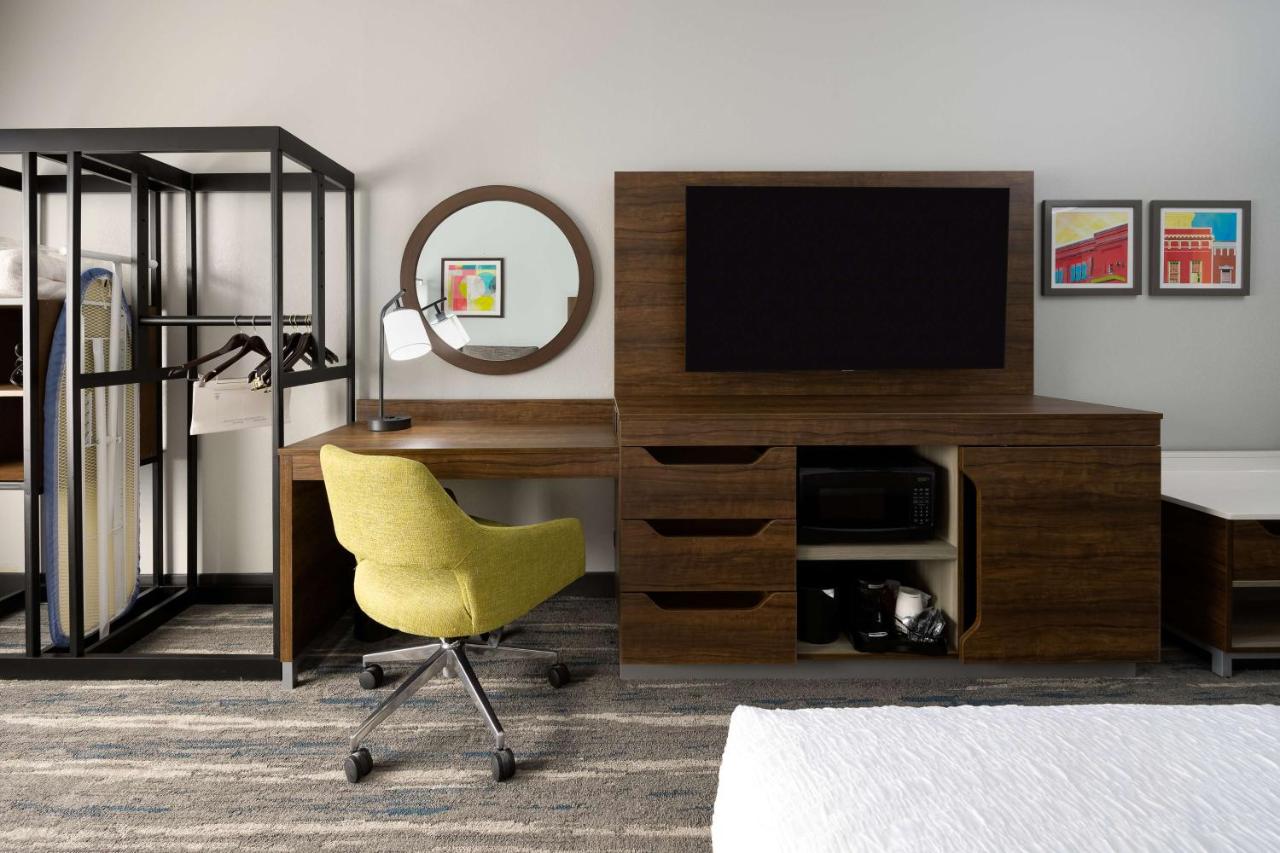 King Room Mobility/Hearing Accessible with Tub - Non-Smoking at Hampton Inn & Suites Alpharetta Roswell