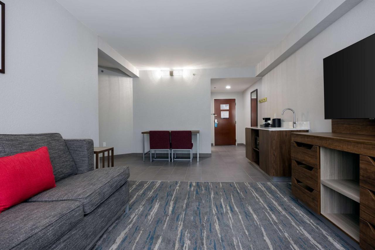 King Suite-Non-Smoking at Hampton Inn & Suites Alpharetta Roswell