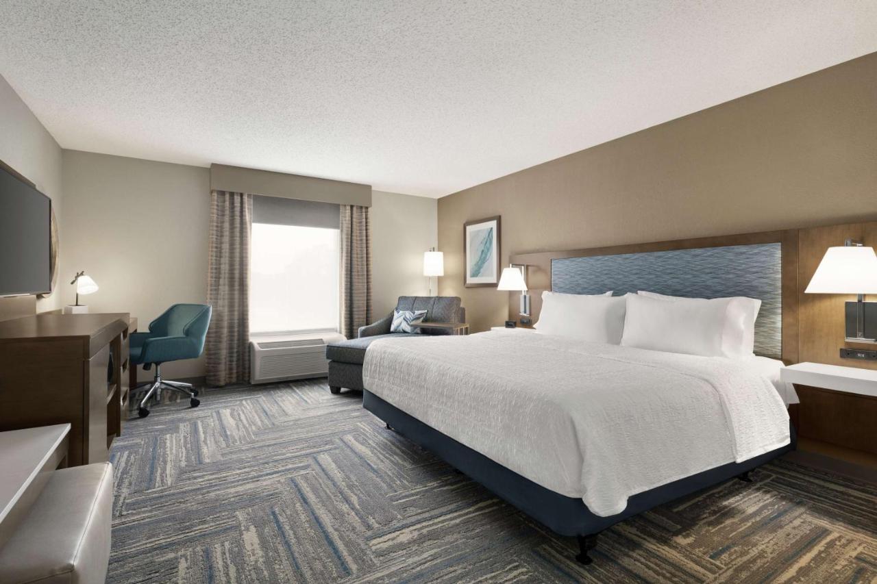 King Room at Hampton Inn & Suites Salisbury/Fruitland