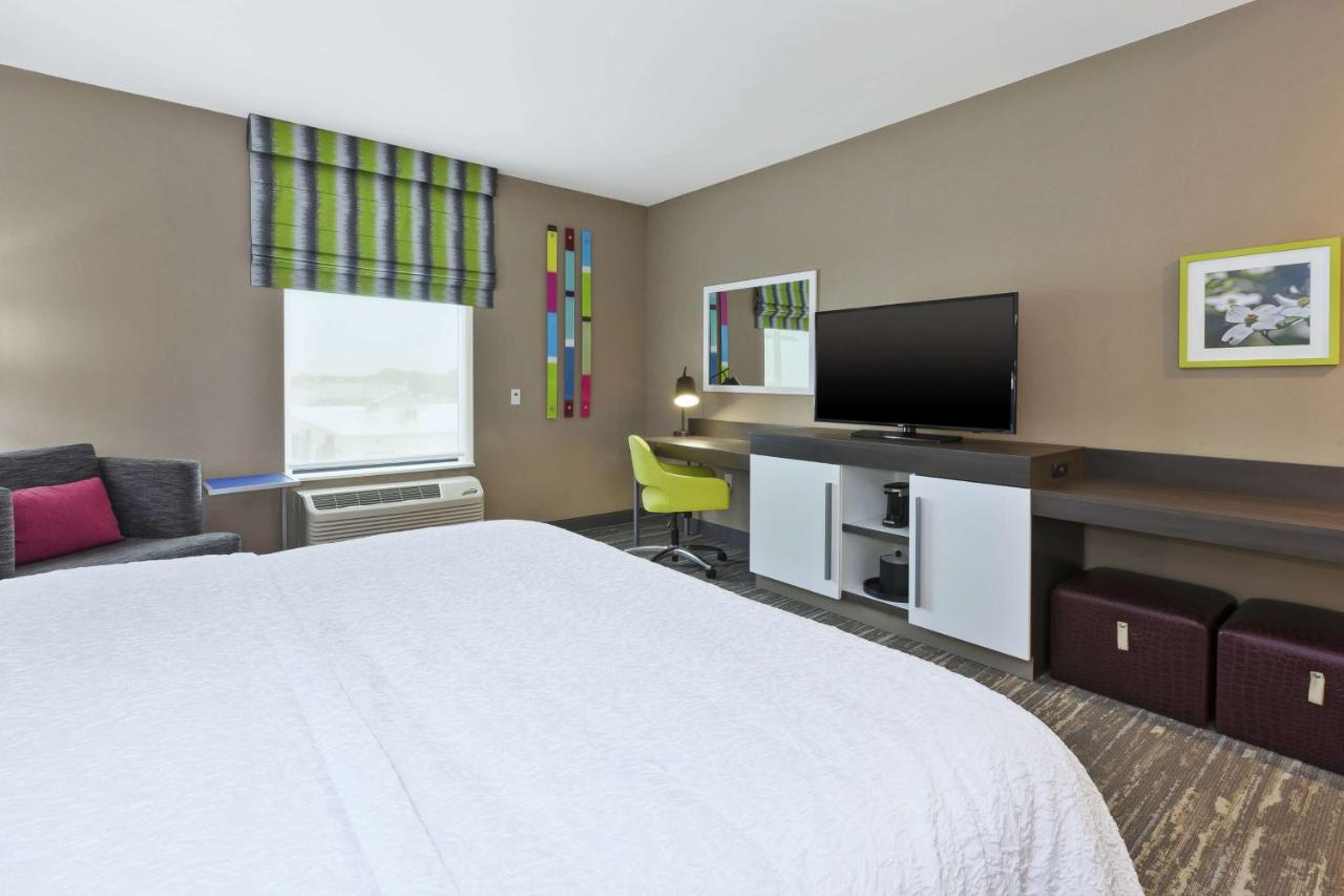 King Room with Bath Tub - Mobility/Hearing Accessible - Non-Smoking at Hampton Inn Sedalia