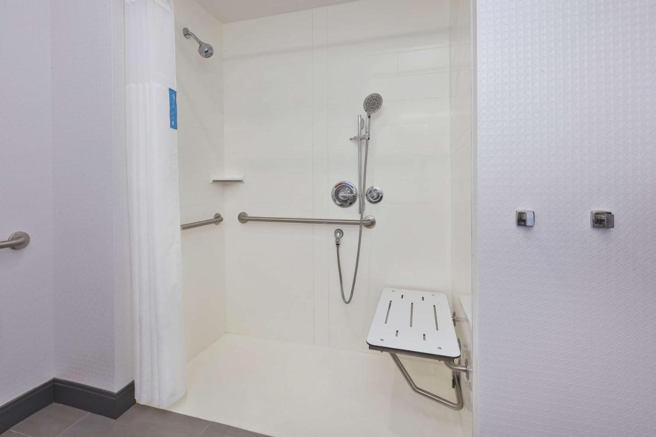King Room with Bath Tub - Mobility/Hearing Accessible - Non-Smoking at Hampton Inn Sedalia