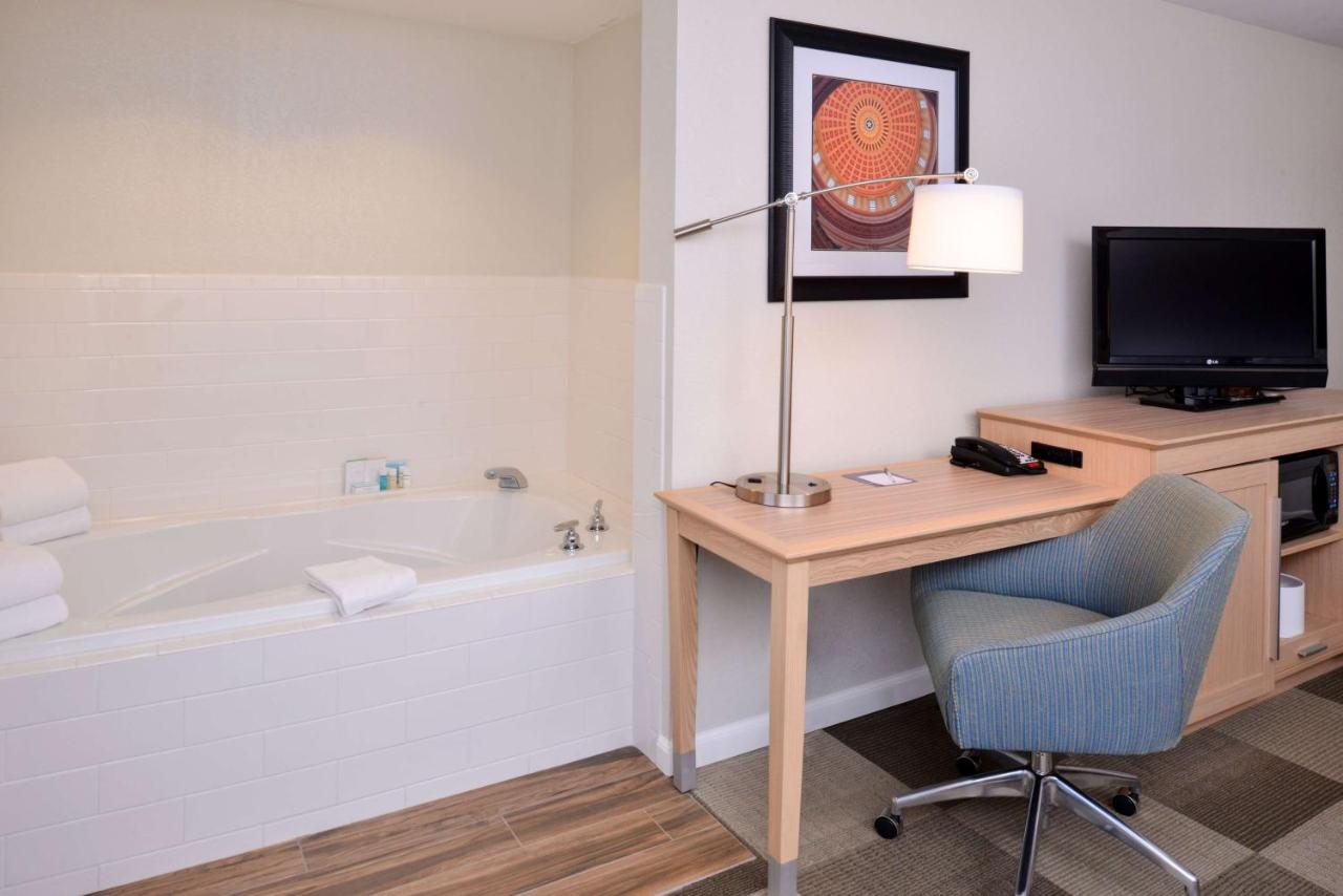 King Room with Spa Bath at Hampton Inn Tulsa-Sand Springs