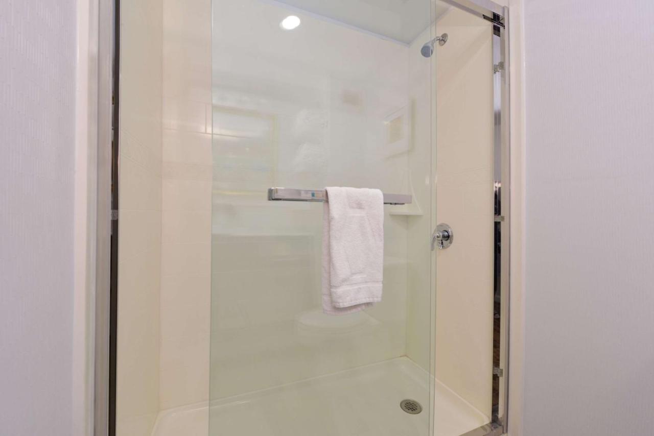 King Room with Shower - Non-Smoking at Hampton Inn Tulsa-Sand Springs
