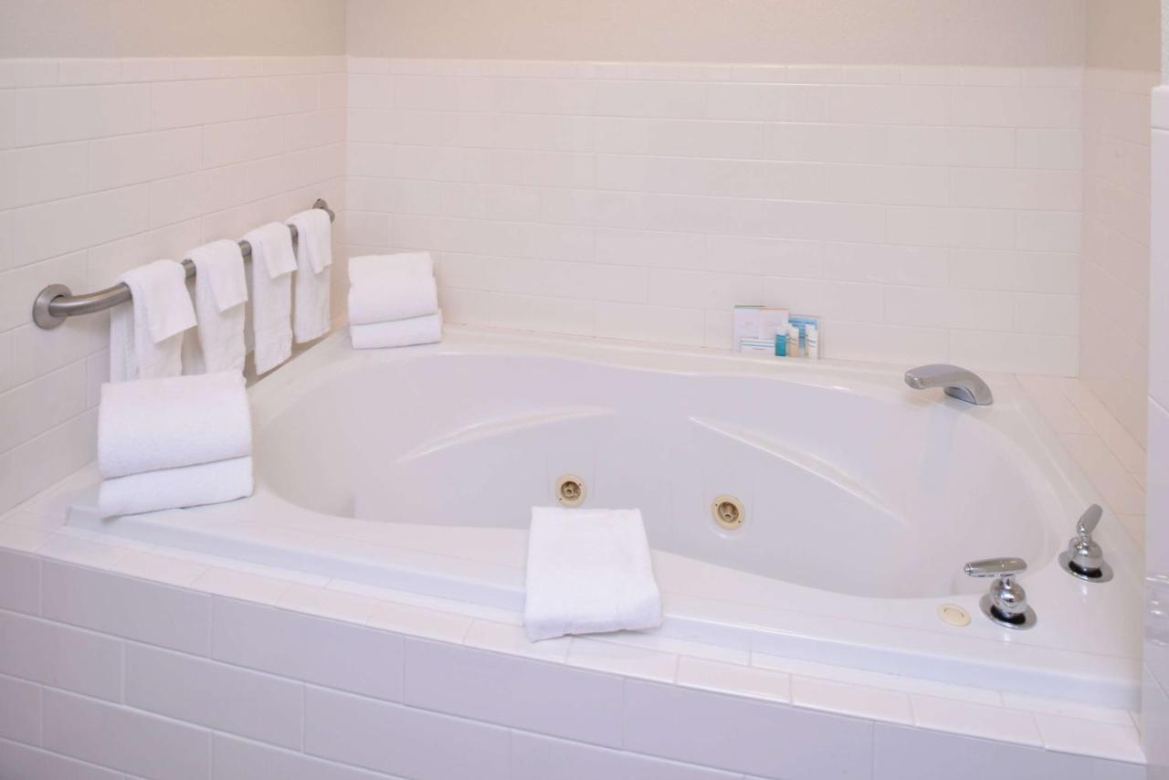 King Room with Spa Bath at Hampton Inn Tulsa-Sand Springs