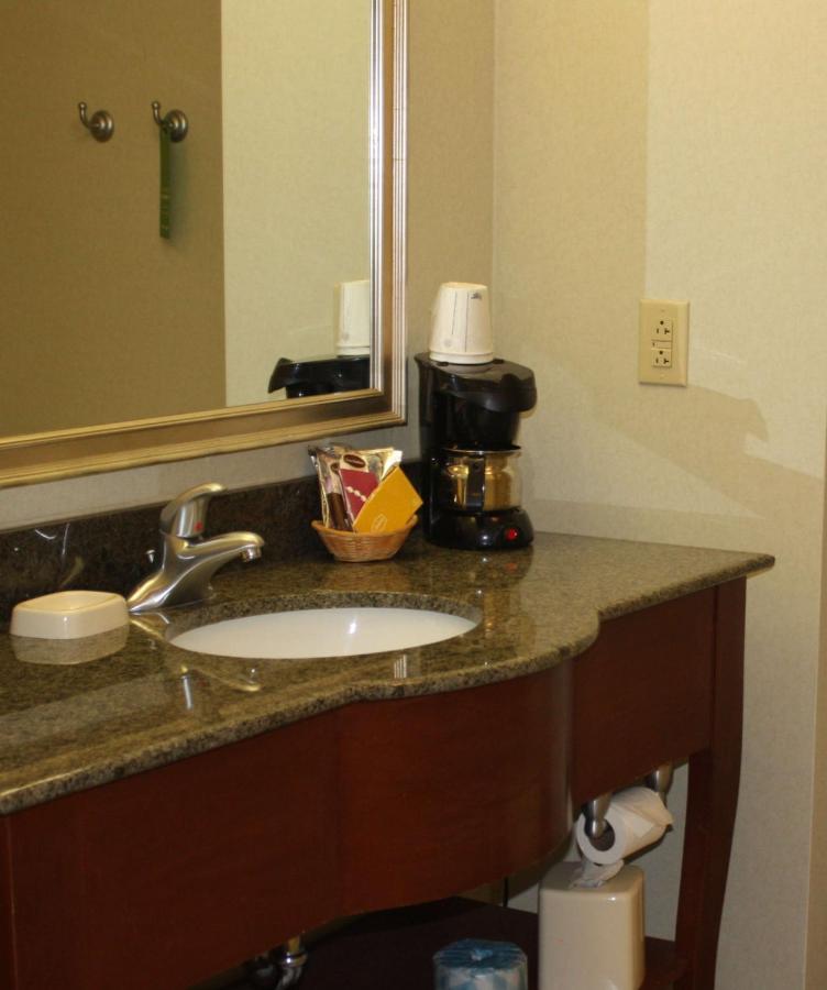 1 King Bed Smoking at Hampton Inn Clinton