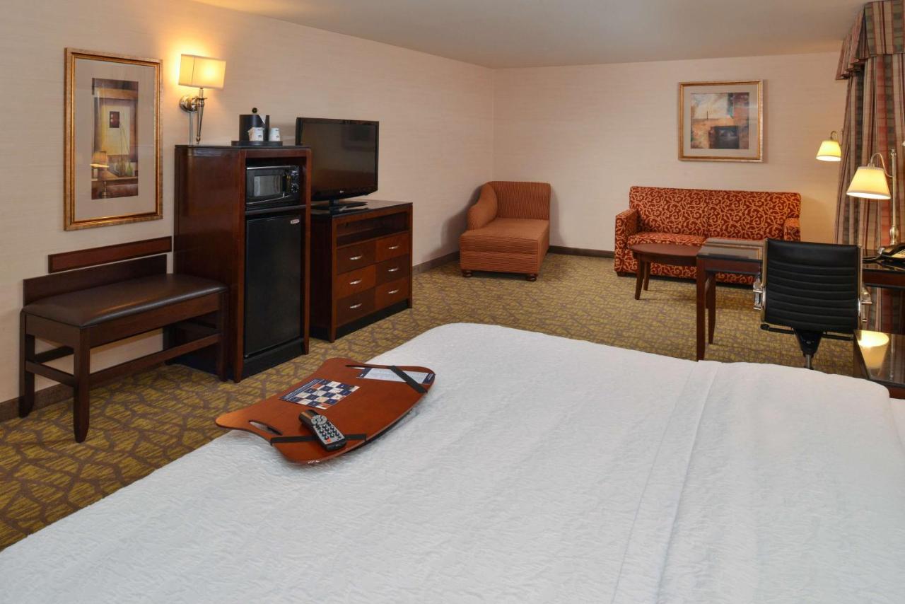 Deluxe King Room at Hampton Inn & Suites Tacoma