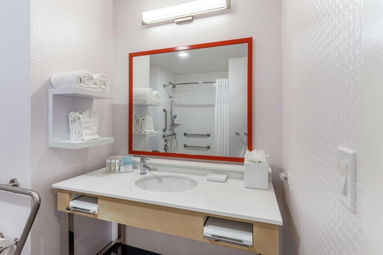 Queen Room with Two Queen Beds and City View - Mobility Accessible at Hampton Inn Oakland Downtown-City Center