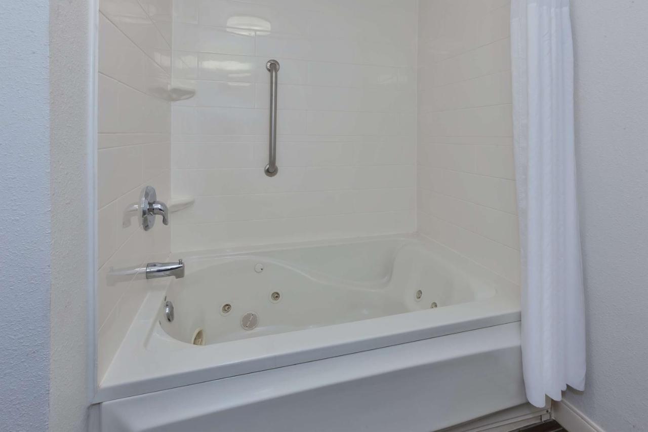 | Hampton Inn Waterbury