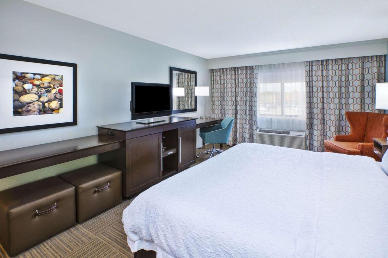 King Room with Tub - Disability Access at Hampton Inn Gaylord