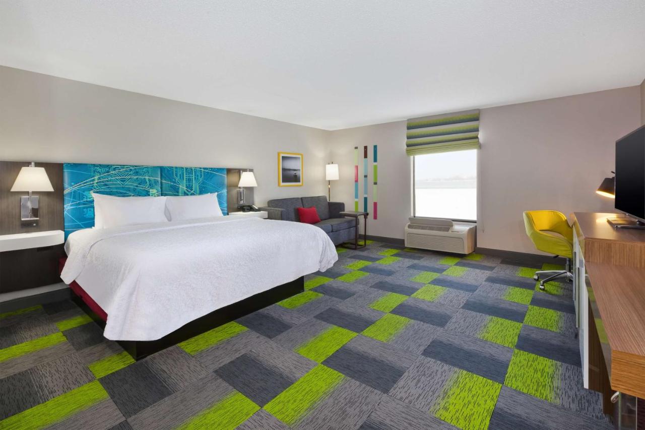 Special Offer - King Room at Hampton Inn Marysville