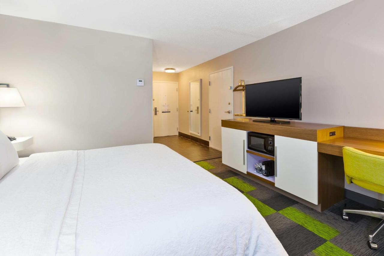 King Room - Mobility/Hearing Accessible at Hampton Inn Marysville