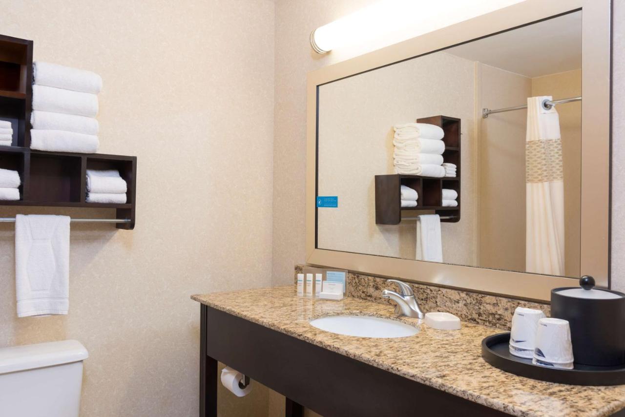 King Room at Hampton Inn Port Huron