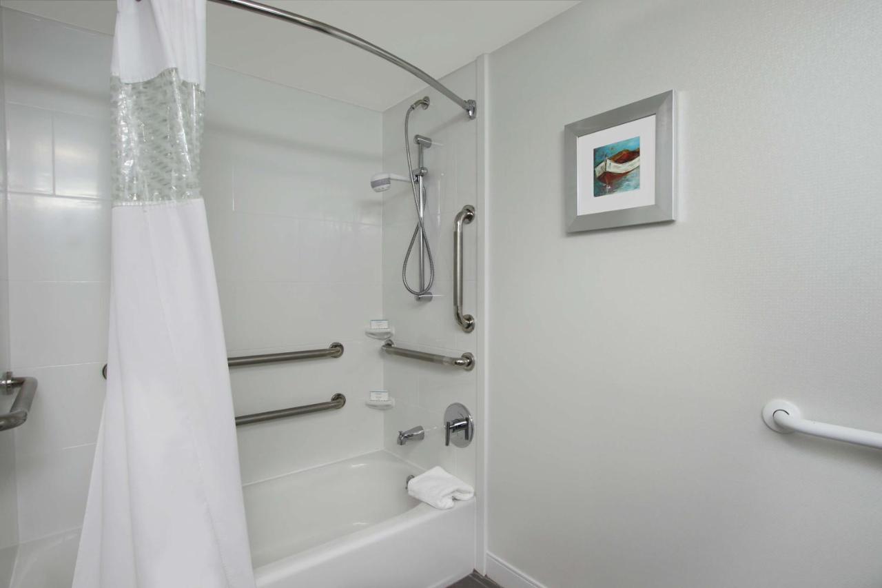 Queen room with Bath Tub - Disability/Hearing Accessible at Hampton Inn Madison