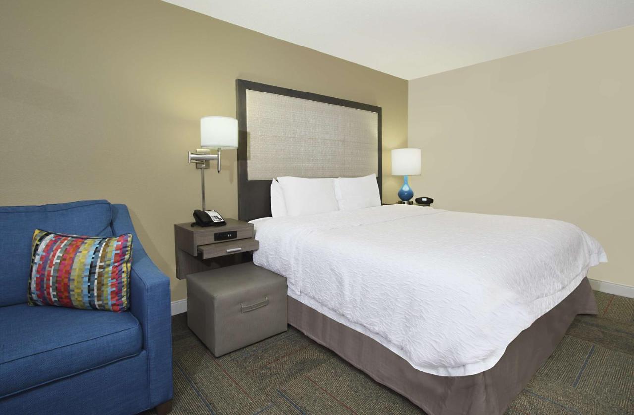 Queen room with Bath Tub - Disability/Hearing Accessible at Hampton Inn Madison