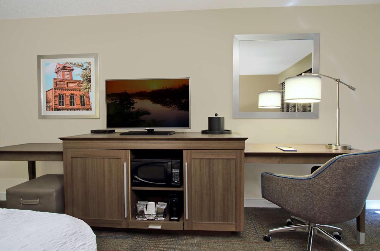 Queen room with Bath Tub - Disability/Hearing Accessible at Hampton Inn Madison
