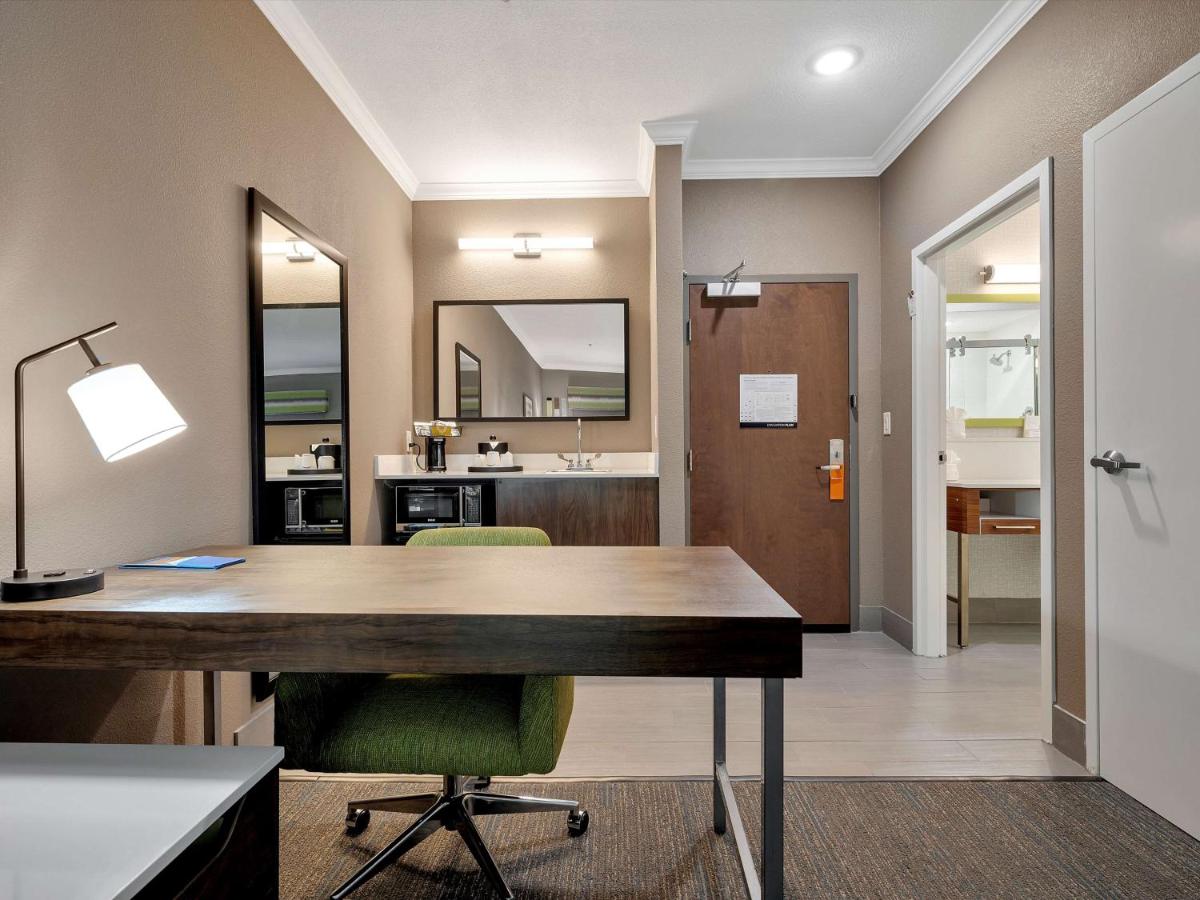 King Suite at Hampton Inn & Suites Lufkin, TX