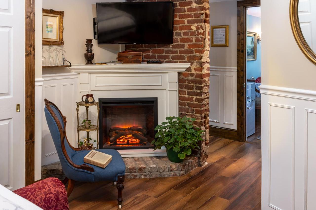 | The 1899 Wright Inn & Carriage House