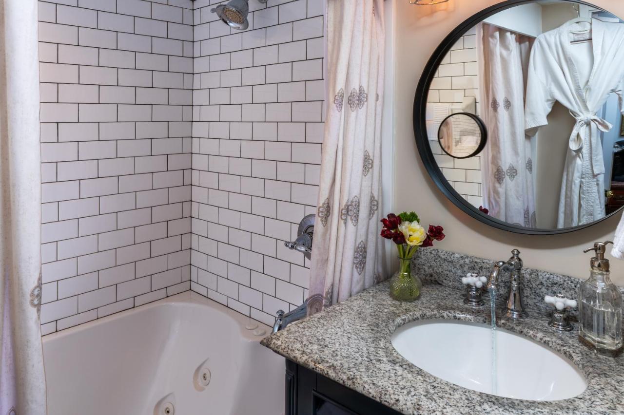 | The 1899 Wright Inn & Carriage House
