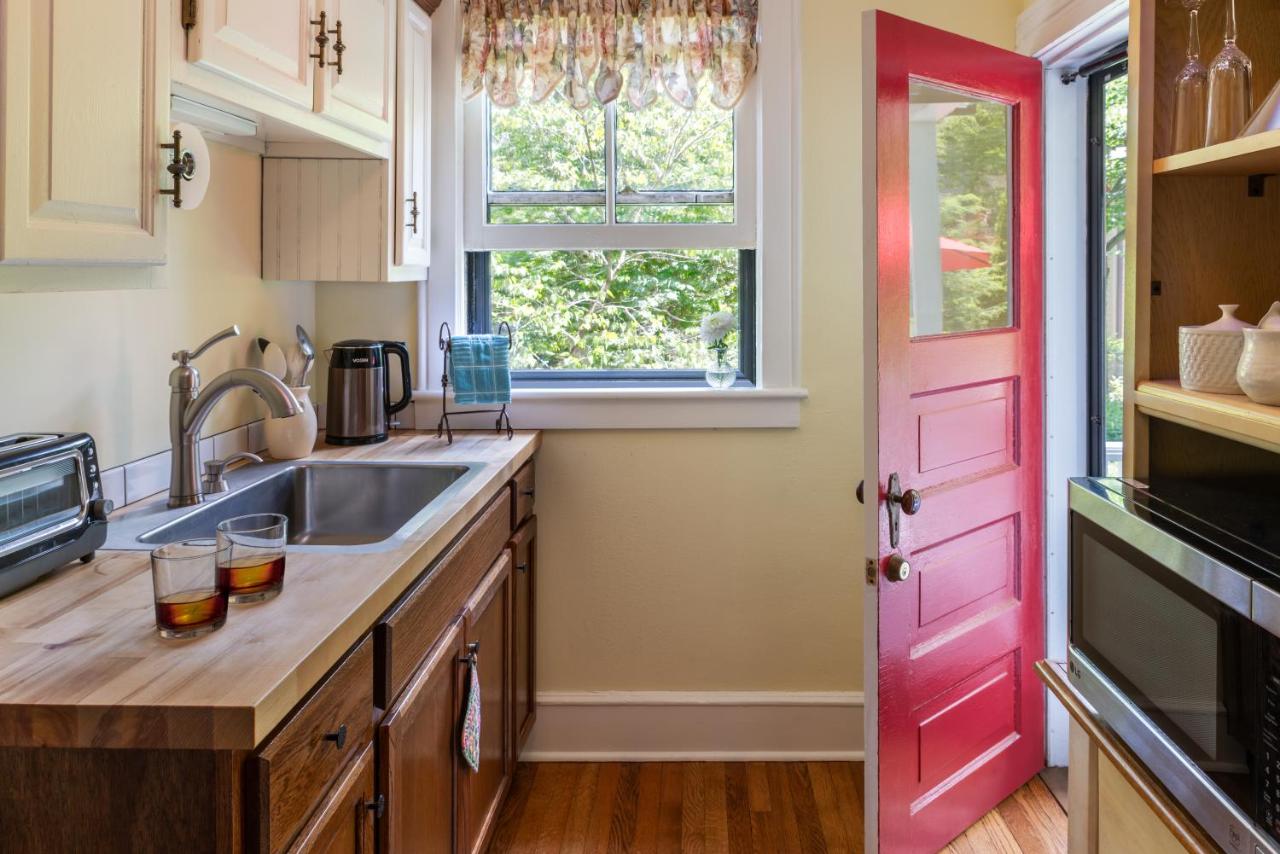 | The 1899 Wright Inn & Carriage House