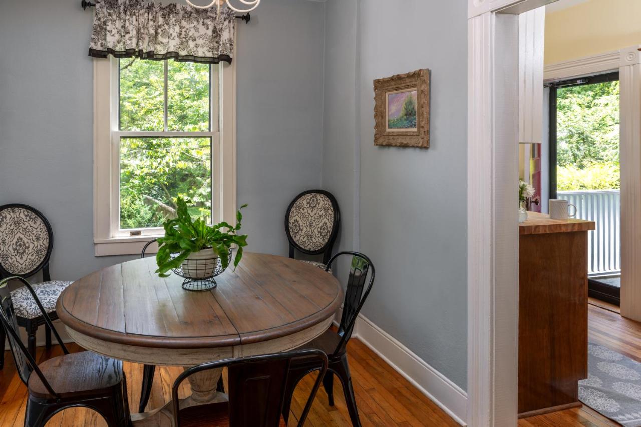 | The 1899 Wright Inn & Carriage House