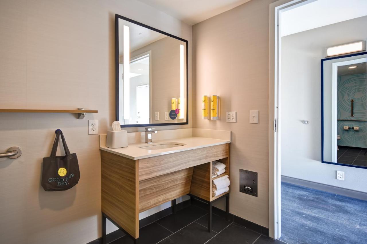 Queen Room with Roll In Shower - Mobility Accessible/Non-Smoking at Tru by Hilton Louisville Airport
