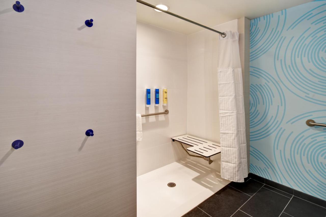 Queen Room with Roll In Shower - Mobility Accessible/Non-Smoking at Tru by Hilton Louisville Airport