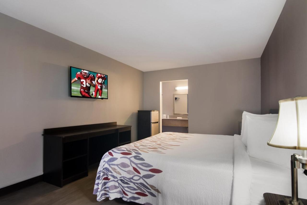Deluxe King Room Non-Smoking at Red Roof Inn Vero Beach - I-95