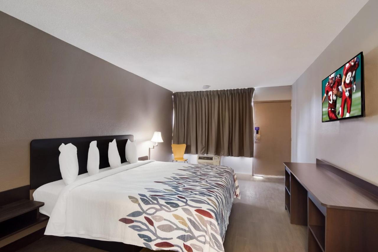 Deluxe King Room Non-Smoking at Red Roof Inn Vero Beach - I-95