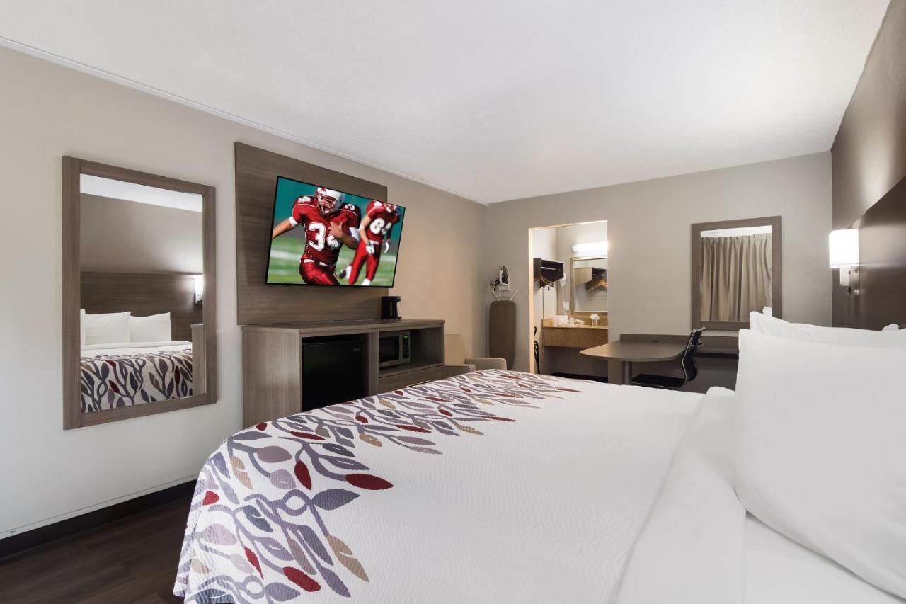 Superior King Room Non-Smoking at Red Roof Inn Vero Beach - I-95
