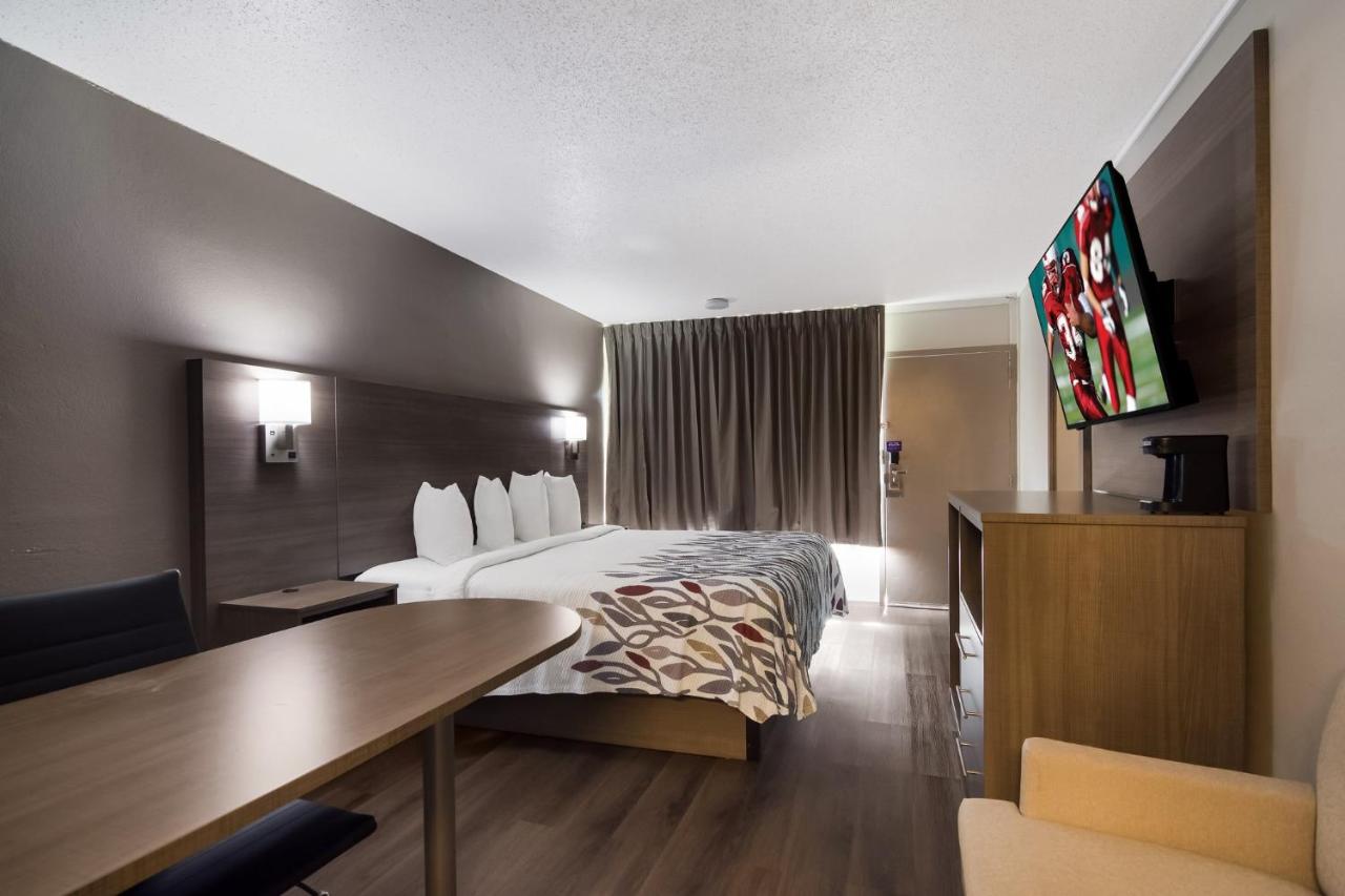 Superior King Room Non-Smoking at Red Roof Inn Vero Beach - I-95