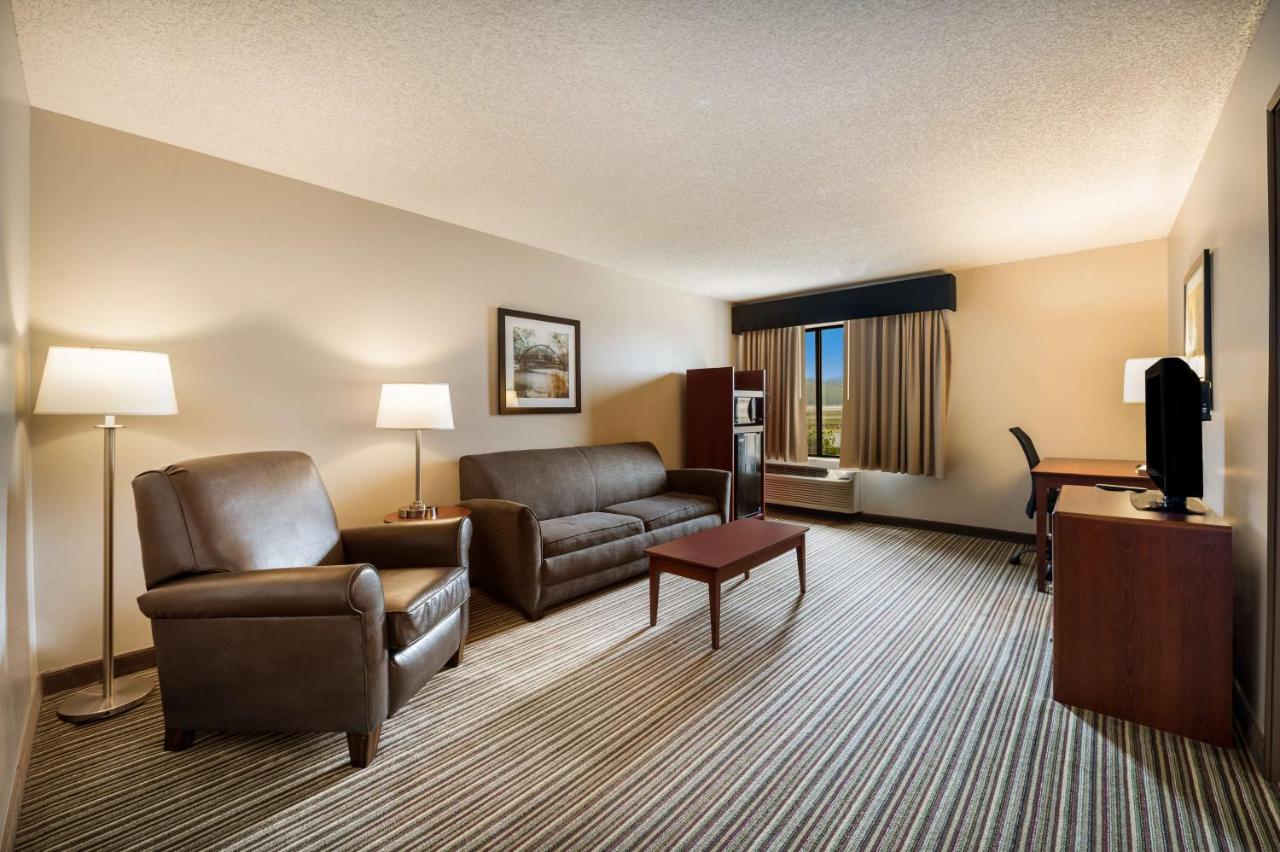 Queen Suite at Best Western Park Oasis Inn
