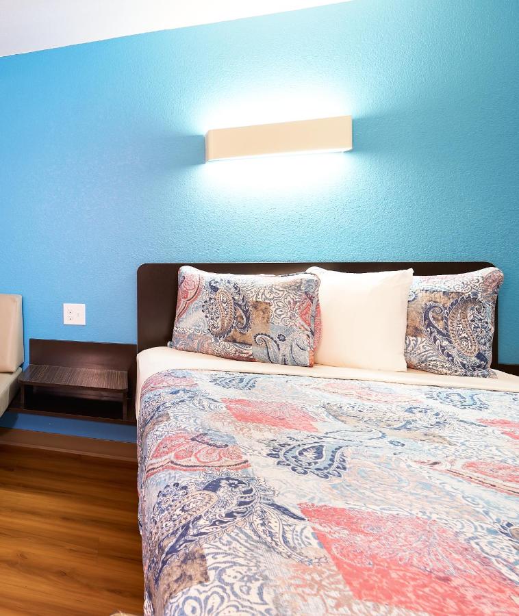Deluxe Double Room with Shower at Emblaze Hotel