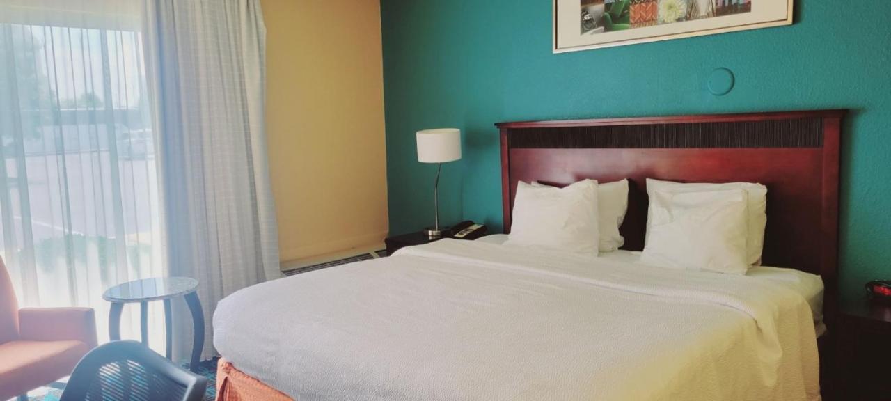| Fairfield Inn & Suites Cincinnati North/Sharonville