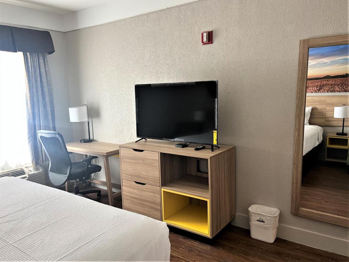 King Room - Non-Smoking at Days Inn by Wyndham Denham Springs-Baton Rouge East