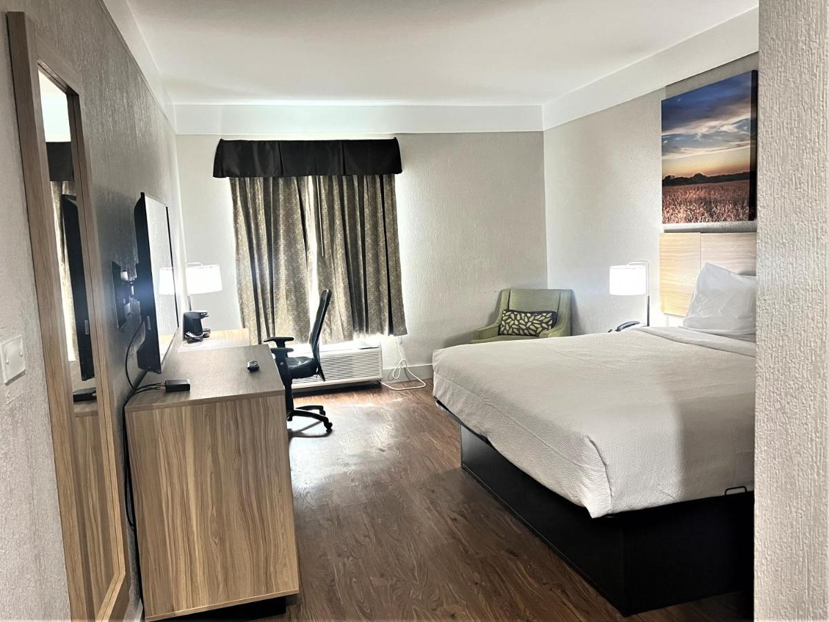 King Room - Non-Smoking at Days Inn by Wyndham Denham Springs-Baton Rouge East