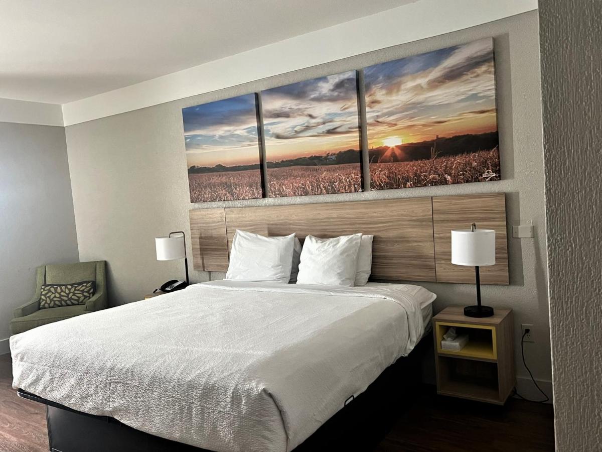 King Room - Non-Smoking at Days Inn by Wyndham Denham Springs-Baton Rouge East