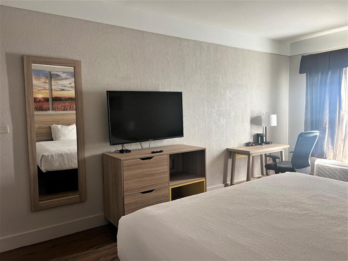 King Room - Non-Smoking at Days Inn by Wyndham Denham Springs-Baton Rouge East