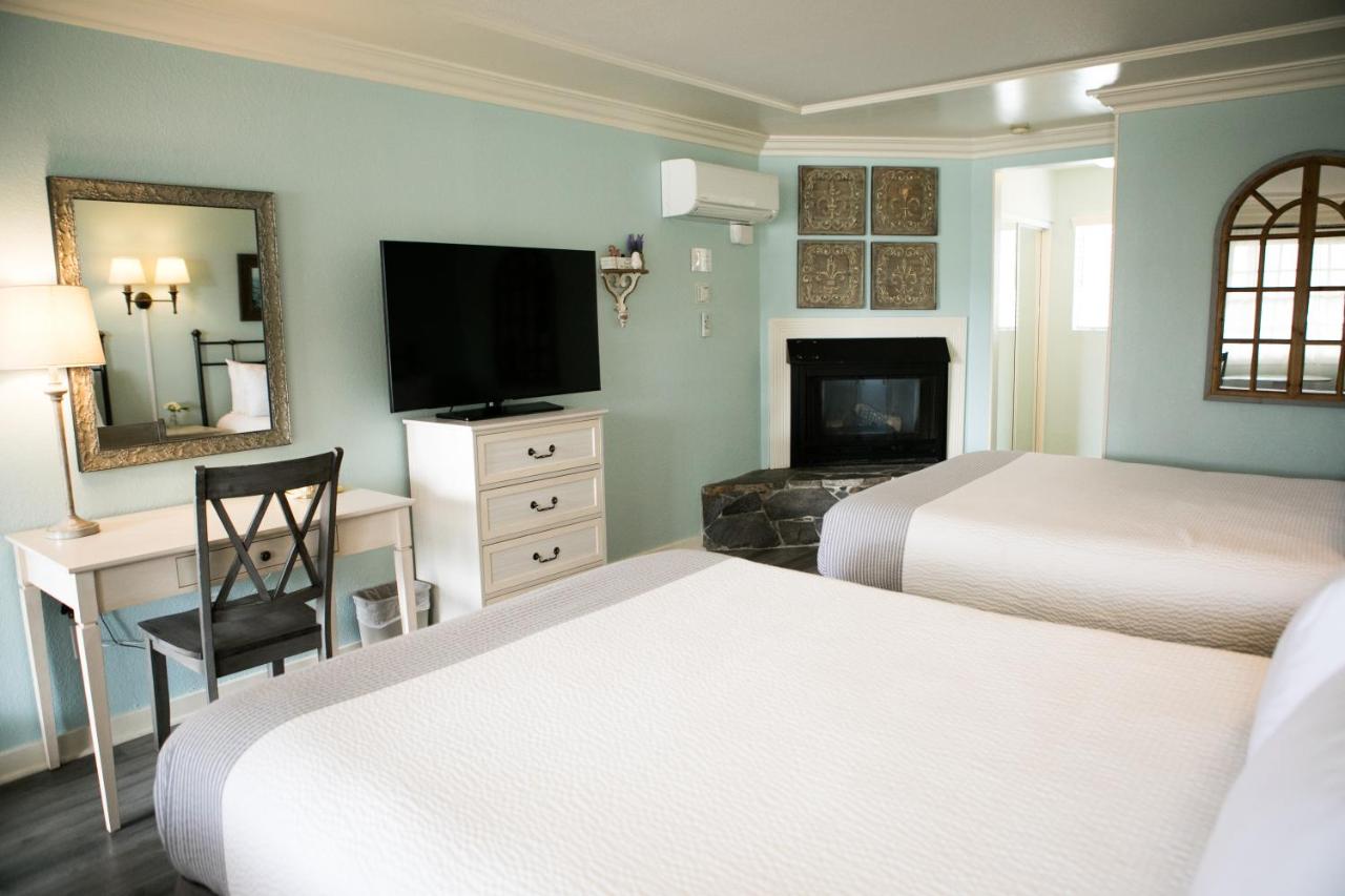 Queen Room with Two Queen Beds at Sea Otter Inn