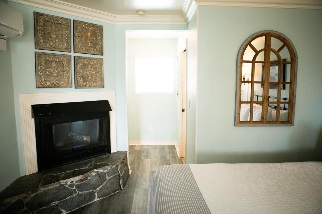 Queen Room with Two Queen Beds at Sea Otter Inn
