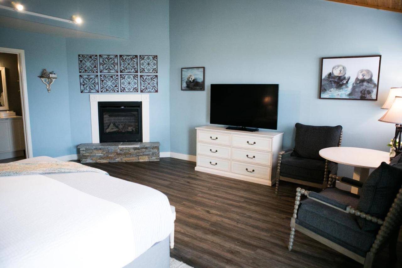 Deluxe King Room with Ocean View at Sea Otter Inn